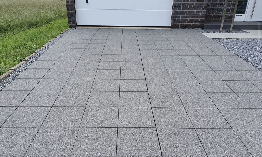 Garagenzufahrt mit grauen Betonplatten